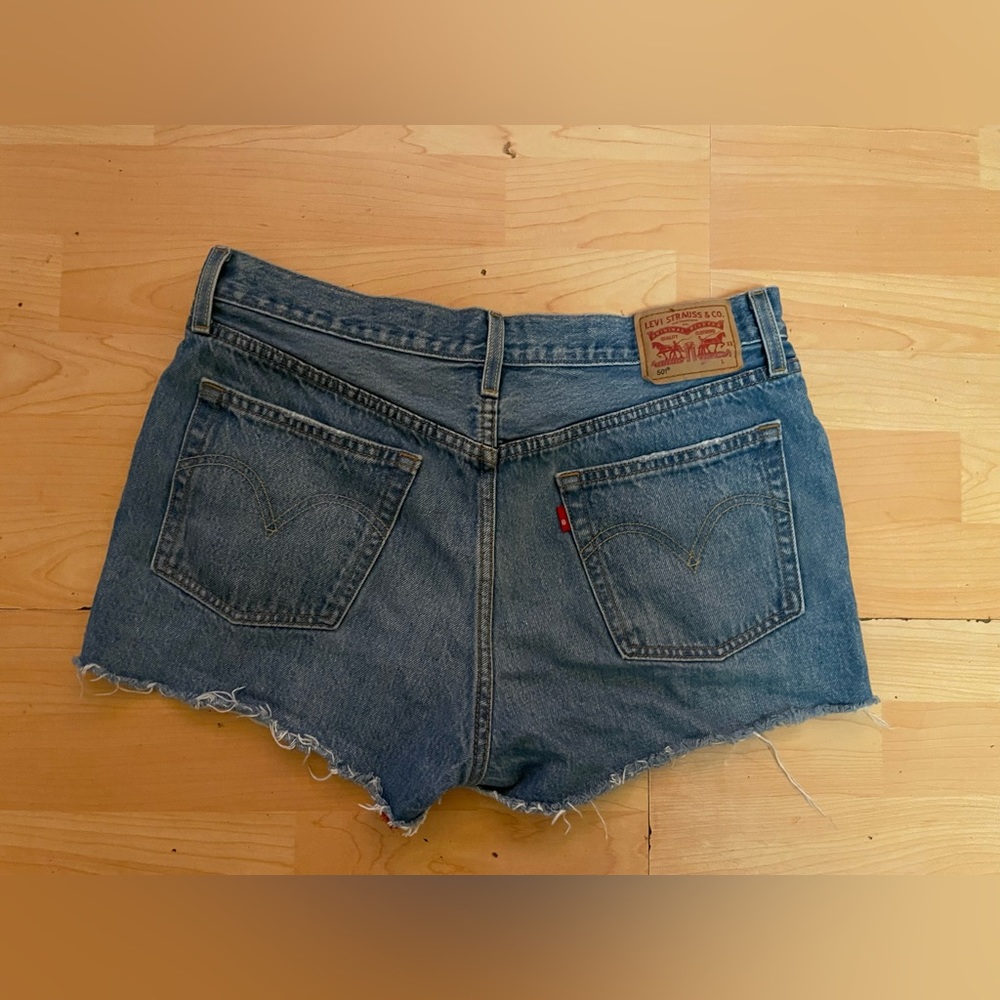 LEVI’S 501 denim Shorts Size 30” Women’s Distressed Medium Wash Blue Casual Y1 - Picture 2 of 3